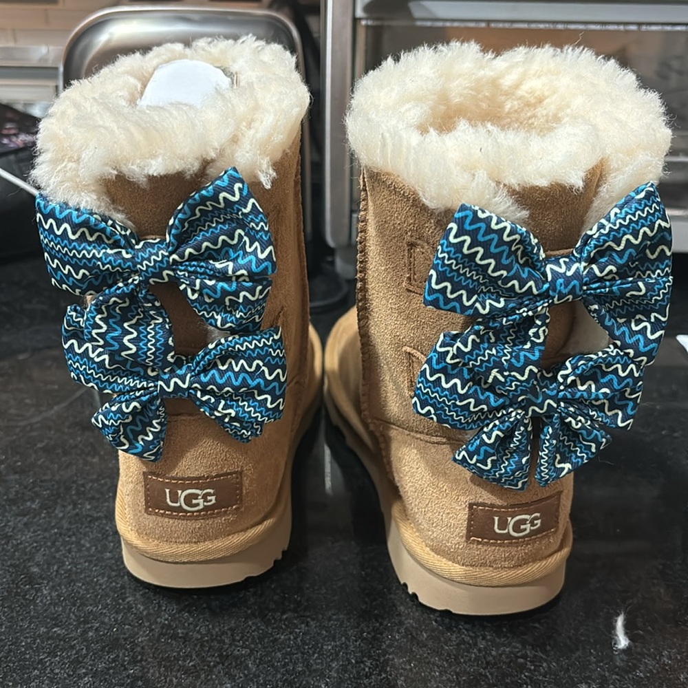Girls size 1 Tan Bow Uggs NWT never worn